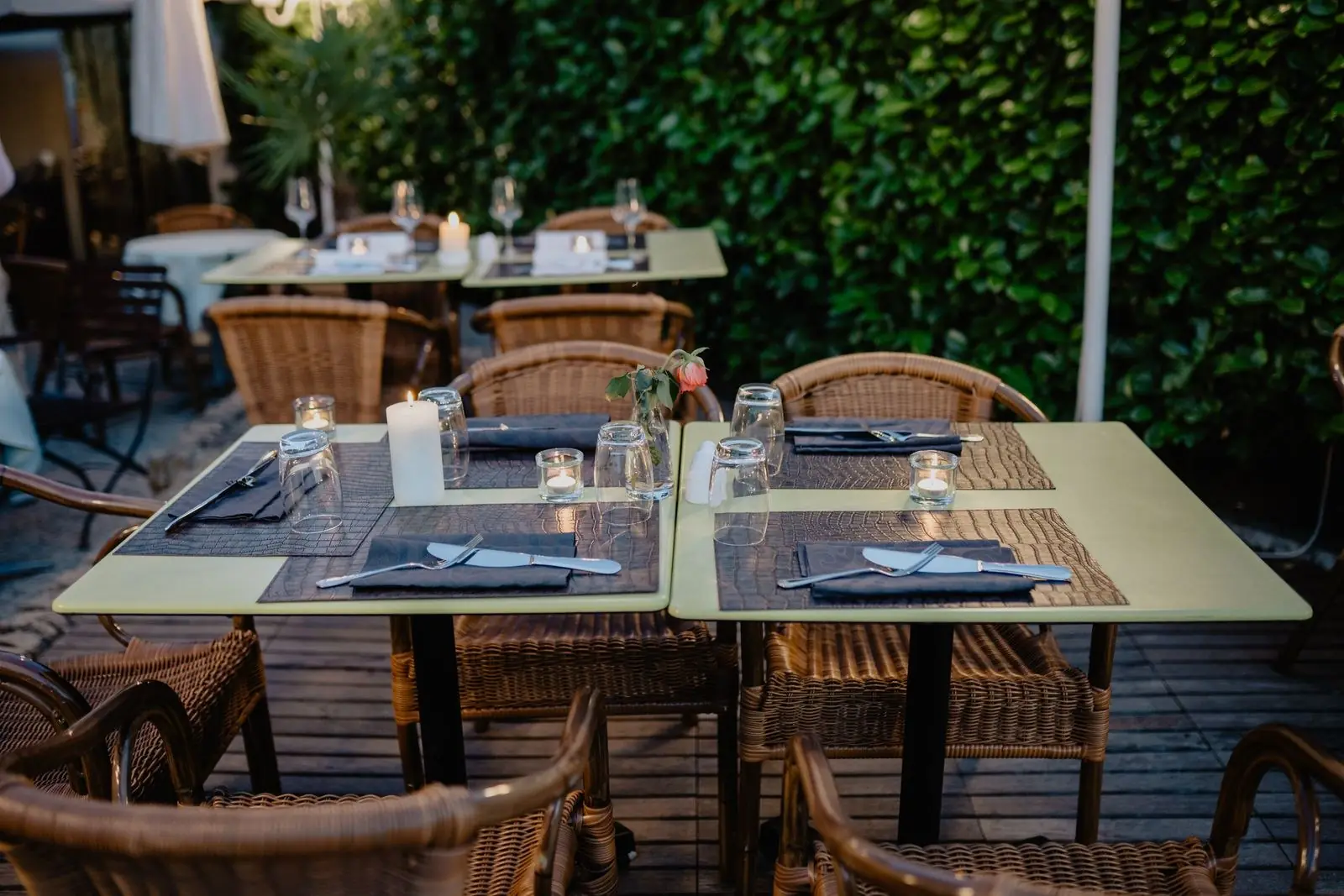 Terraza de restaurante con mesas