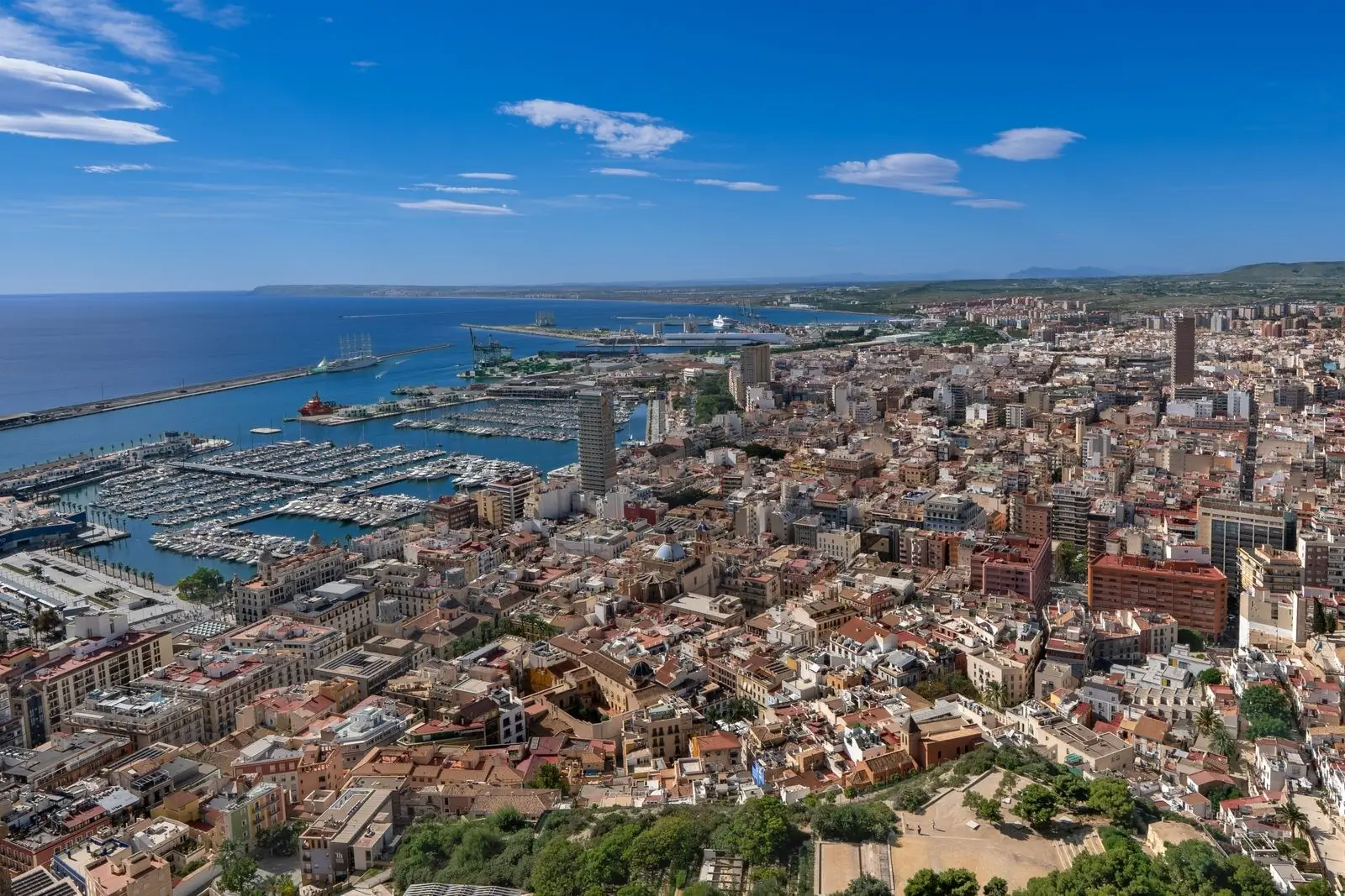Vista aérea de Alicante y su puerto
