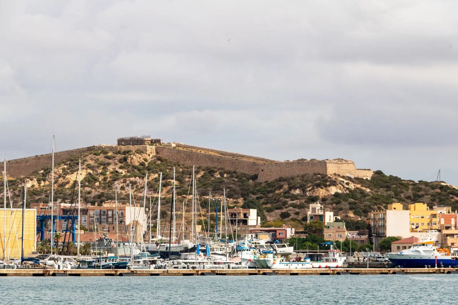 Puerto deportivo y fortaleza de Cartagena