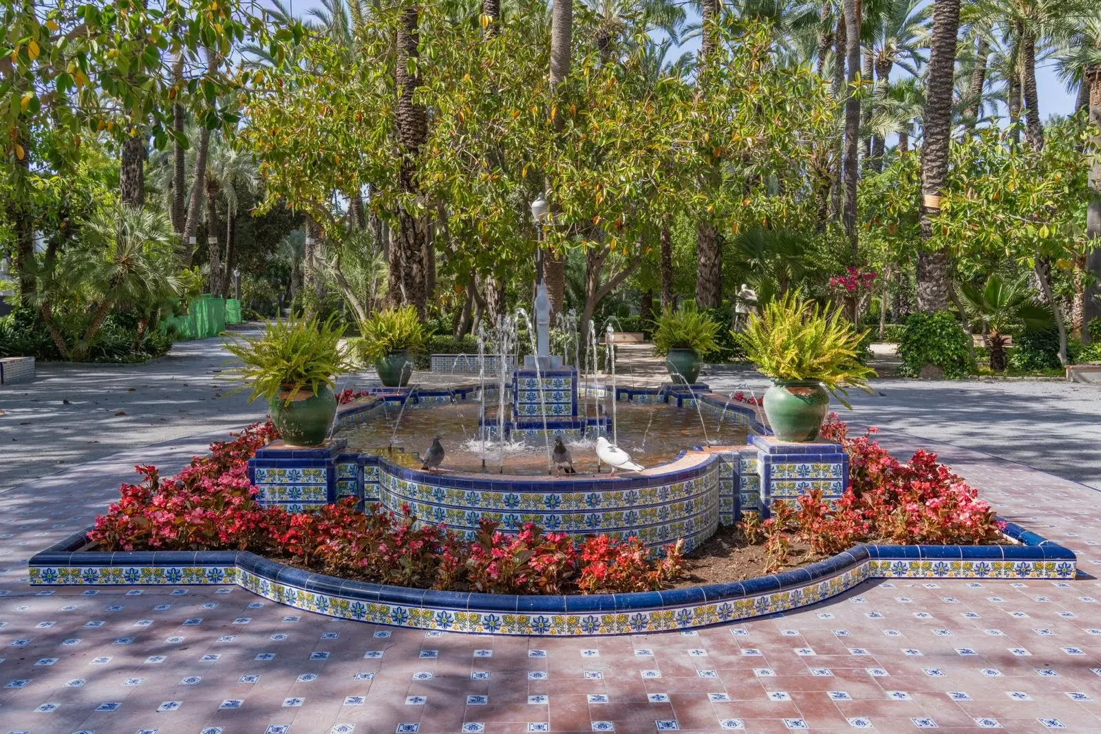 Fuente de azulejos en un jardín de Elche