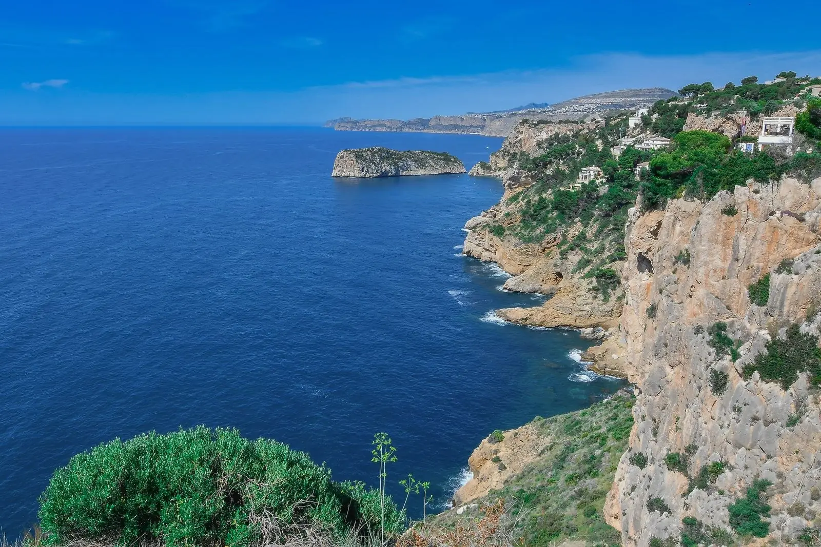 Acantilados de Jávea sobre el mar
